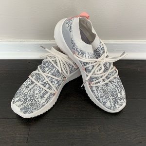 Women’s Adidas Cloudfoam Ultimamotion shoe